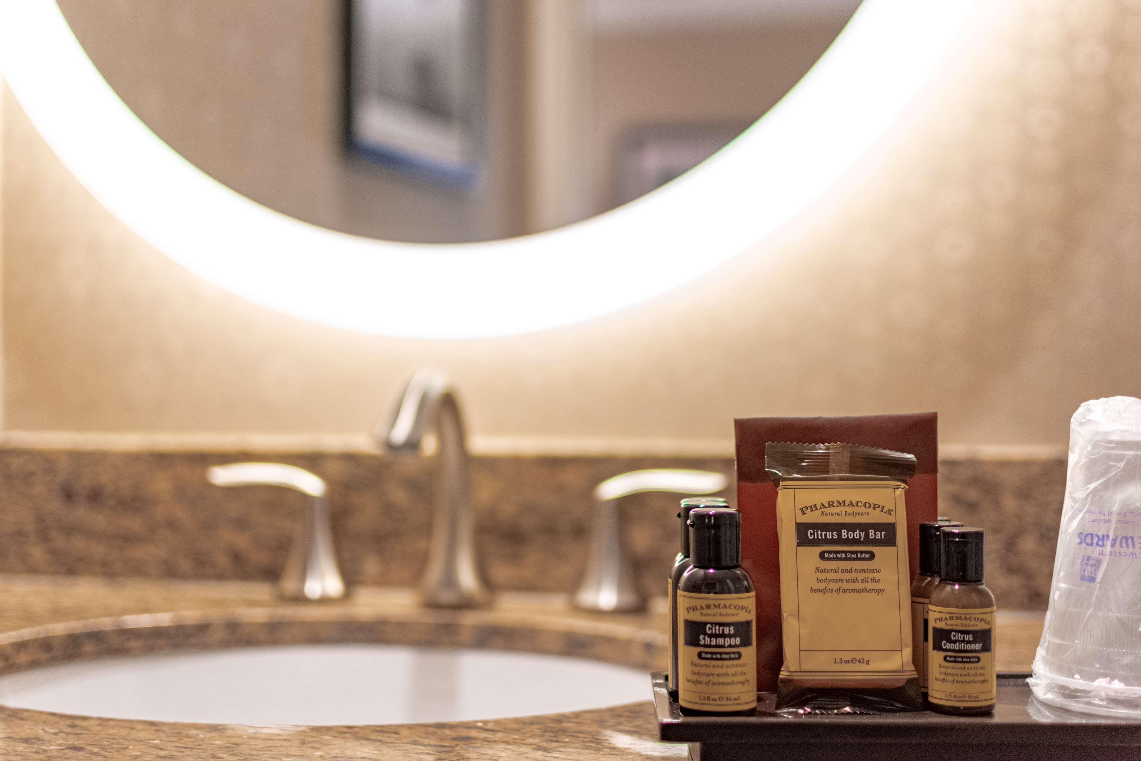 Best Western Plus Suites Hotel Coronado Island Bagian luar foto