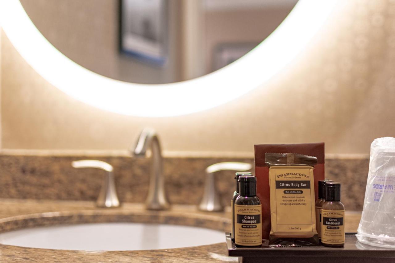 Best Western Plus Suites Hotel Coronado Island Bagian luar foto